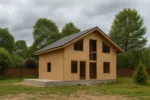 Дом «В-180», 180 м², 1.5 этажа, в черновой отделке: коробка из СИП-панелей OSB-3, двускатная кровля из металлочерепицы, проёмы без окон и дверей, в проёмах видны сосновые балки перекрытия