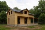 Дом «В-180Б», 180 м², 1.5 этажа, в черновой отделке: коробка из СИП-панелей OSB-3, двускатная кровля из металлочерепицы, проёмы без окон и дверей, в проёмах видны сосновые балки перекрытия