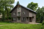 Проект дома «В-393» из СИП-панелей, 393 м² — двухэтажный дом с коричневым фасадом, серой крышей и балконом | HotWell.KZ