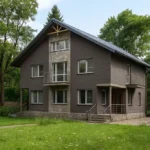 Проект дома «В-393» из СИП-панелей, 393 м² — двухэтажный дом с коричневым фасадом, серой крышей и балконом | HotWell.KZ