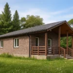 Проект дома «В-71Б» из СИП-панелей, 71 м² — одноэтажный дом с коричневым фасадом, серой крышей и крытым крыльцом | HotWell.KZ
