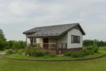 Проект дома «В-75» из СИП-панелей, 75 м² — одноэтажный дом с серой крышей и террасой | HotWell.KZ