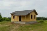 Дом «В-75», 93 м², 1 этаж, в черновой отделке: коробка из СИП-панелей OSB-3, двускатная кровля из металлочерепицы, проёмы без окон и дверей