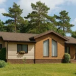 Проект дома «В-89» из СИП-панелей, 89 м² — одноэтажный дом с бежевым фасадом, коричневой крышей и крыльцом | HotWell.KZ