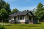 Проект дома «В-93Б» из СИП-панелей, 93 м² — одноэтажный дом с серым фасадом, черной крышей и террасой | HotWell.KZ