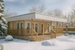Проект дома «В-99» из СИП-панелей, 99 м² — одноэтажный дом с бежевым фасадом, плоской крышей и террасой | HotWell.KZ