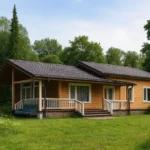 Проект дома «Я-152» из СИП-панелей, 152 м² — одноэтажный дом с деревянным фасадом, черной крышей и террасой | HotWell.KZ