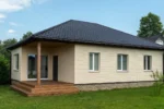 Проект дома «Я-152» из СИП-панелей, 152 м² — одноэтажный дом с бежевым фасадом, черной крышей и крытым крыльцом | HotWell.KZ
