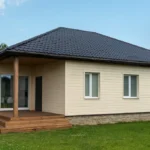 Проект дома «Я-152» из СИП-панелей, 152 м² — одноэтажный дом с бежевым фасадом, черной крышей и крытым крыльцом | HotWell.KZ