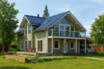 Проект дома «Я-237» из СИП-панелей, 237 м² — двухэтажный дом с зелёным фасадом, синей крышей и балконом | HotWell.KZ