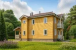 Проект дома «Ю-187» из СИП-панелей, 187 м² — двухэтажный дом с жёлтым фасадом, коричневой крышей и балконом | HotWell.KZ