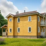 Проект дома «Ю-187» из СИП-панелей, 187 м² — двухэтажный дом с жёлтым фасадом, коричневой крышей и балконом | HotWell.KZ