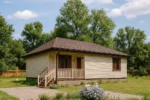 Проект дома «Ю-99» из СИП-панелей, 99 м² — одноэтажный дом с бежевым фасадом, коричневой крышей и крыльцом | HotWell.KZ
