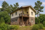 Проект дома «З-173» из СИП-панелей, 173 м² — двухэтажный дом с бежевым фасадом, коричневым кирпичом и балконом | HotWell.KZ