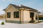Проект дома «З-57» из СИП-панелей, 57 м² — одноэтажный дом с бежевым фасадом, коричневой крышей и крытым крыльцом | HotWell.KZ