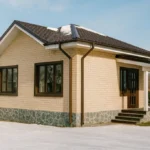 Проект дома «З-57» из СИП-панелей, 57 м² — одноэтажный дом с бежевым фасадом, коричневой крышей и крытым крыльцом | HotWell.KZ