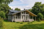 Проект дома «Ж-240» из СИП-панелей, 240 м² — двухэтажный дом с серым фасадом, темной крышей и террасой | HotWell.KZ