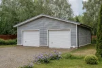 Проект гаража «А-90» из СИП-панелей, 90 м² — одноэтажный дом с серым сайдингом и двускатной крышей | HotWell.KZ