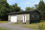 Проект гаража «Б-86» из СИП-панелей, 86 м² — одноэтажный дом с серым фасадом, белыми воротами и двускатной крышей | HotWell.KZ