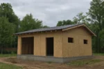 Дом «Б-86», 86 м², 1 этаж, в черновой отделке: коробка из СИП-панелей OSB-3, односкатная кровля из металлочерепицы, проёмы без окон и дверей