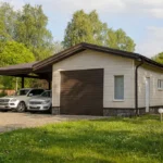 Проект гаража «Б-87Б» из СИП-панелей, 87 м² — одноэтажный дом с бежевым фасадом, коричневой крышей и навесом | HotWell.KZ
