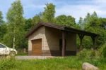 Проект гаража «Ч-48Б» из СИП-панелей, 48 м² — одноэтажный дом с бежевым фасадом, коричневой крышей и навесом | HotWell.KZ