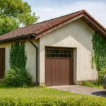 Проект гаража «Л-48» из СИП-панелей, 48 м² — одноэтажный дом с бежевым фасадом и коричневой крышей | HotWell.KZ