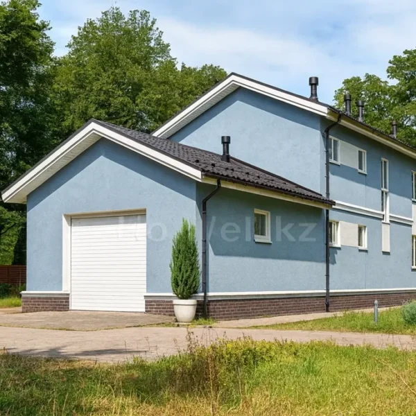 Проект гаража «М-41» из СИП-панелей, 41 м² — двухэтажный дом с синим фасадом, черной крышей и балконом | HotWell.KZ