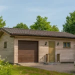 Проект гаража «П-58» из СИП-панелей, 58 м² — одноэтажный дом с бежевым фасадом и коричневой крышей | HotWell.KZ