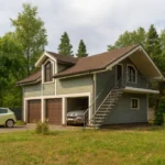 Проект гаража «Р-131» из СИП-панелей, 131 м² — двухэтажный дом с серым фасадом, коричневой крышей и балконом | HotWell.KZ