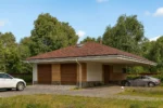 Проект гаража «В-228» из СИП-панелей, 228 м² — одноэтажный дом с белым фасадом, коричневой крышей и двумя воротами | HotWell.KZ