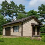 Проект гаража «Я-63» из СИП-панелей, 63 м² — одноэтажный дом с бежевым фасадом, коричневой крышей и гаражными воротами | HotWell.KZ