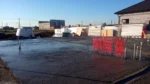 Дом «Данияр» 130 м², Астана, 2026: залита бетонная стяжка поверх контуров тёплого пола, выпуски труб выведены пучком, рядом складированы СИП-панели HotWell.kz