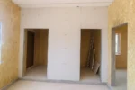 Дом «Пётр» 54 м², Каскелен, 2026: перегородки из гипсокартона с дверными проёмами, потолок закрыт пароизоляцией, по полу залита стяжка
