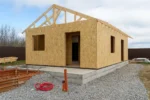 Дом «Пётр» 54 м², Каскелен, 2026: перегородка из гипсокартона рядом со стеной из СИП-панелей — видна разница в толщине и в отделке